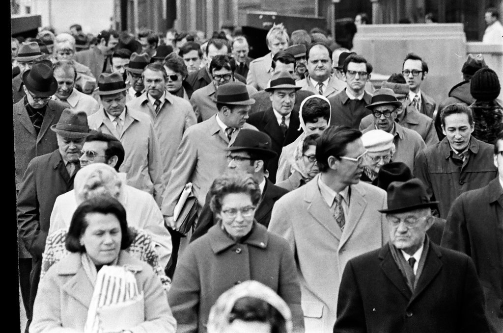 Commuters crossing Madison Street bridge - Charles Krejcsi for Chicago Sun-Times