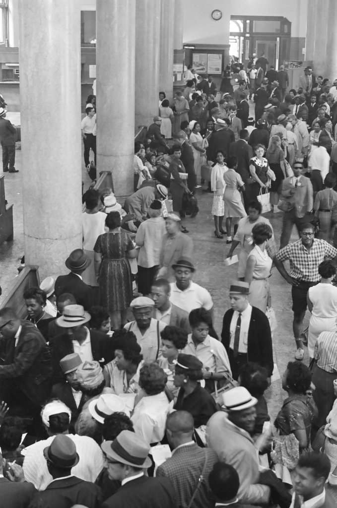 Crowd gathers at station to go to Freedom March - Howard Lyon for Chicago Sun-Times