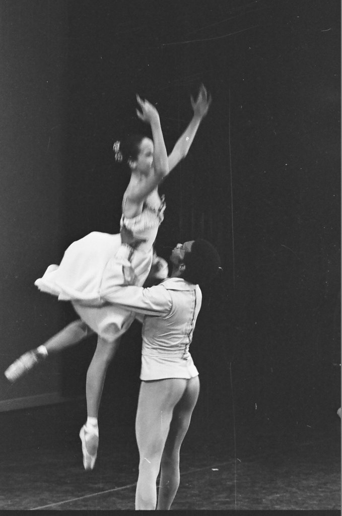 Harlem Dance Group ballet rehearsal - John Tweedle for Chicago Sun-Times