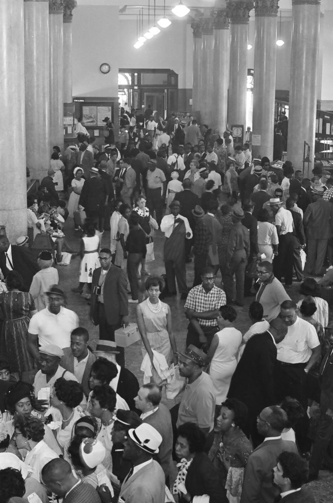 Crowd gathers at station to go to Freedom March - Howard Lyon for Chicago Sun-Times