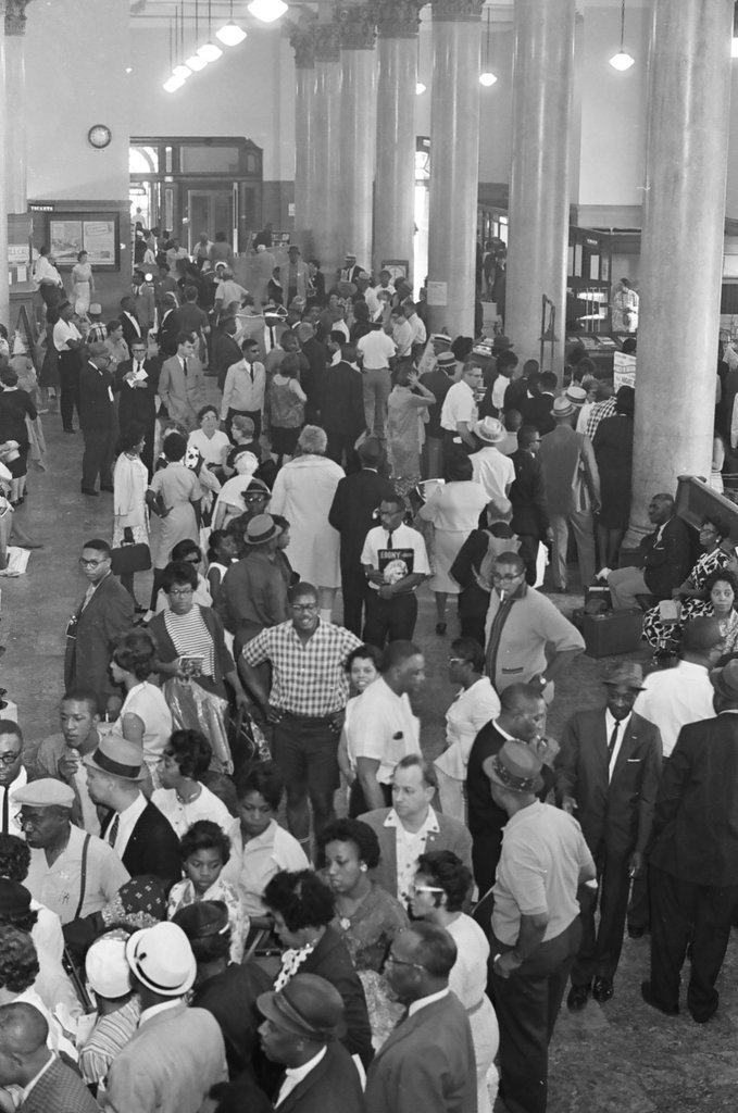 Crowd gathers at station to go to Freedom March - Howard Lyon for Chicago Sun-Times