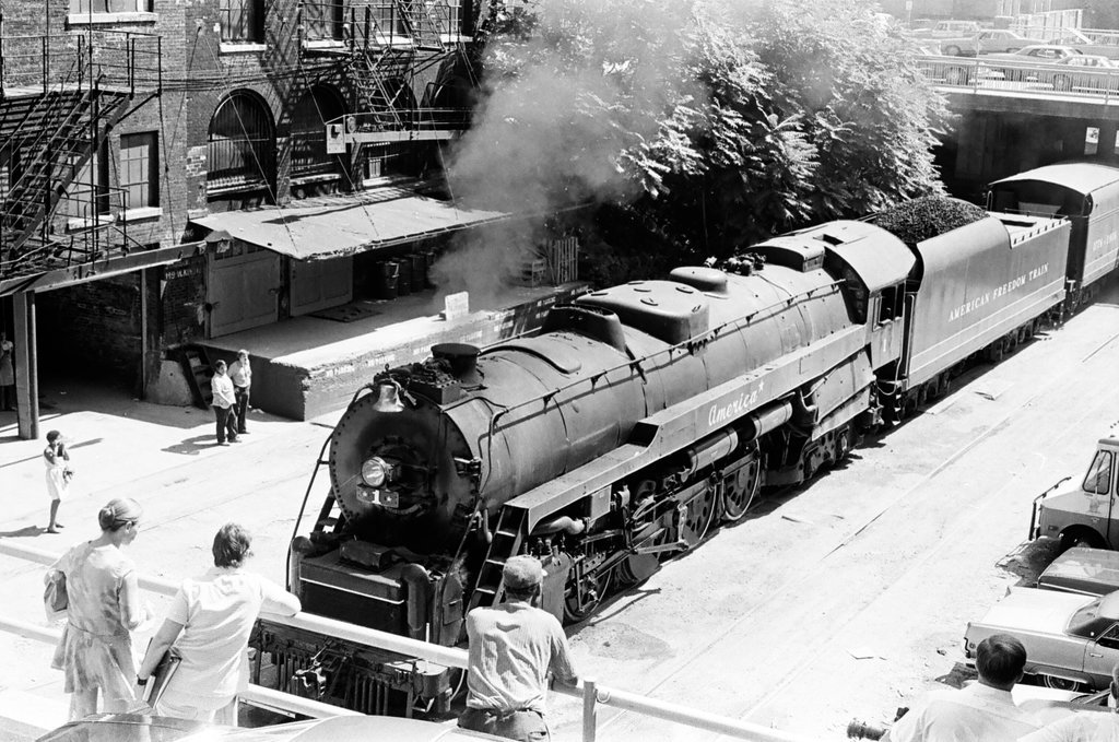 Freedom Train on its way to Navy Pier - Perry C. Riddle for Chicago Sun-Times