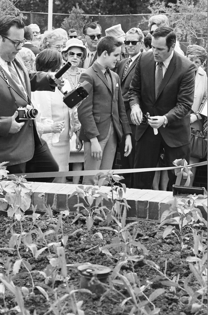 Dedication ceremony of Garfield Park Garden for the Blind - John H. White for Chicago Sun-Times