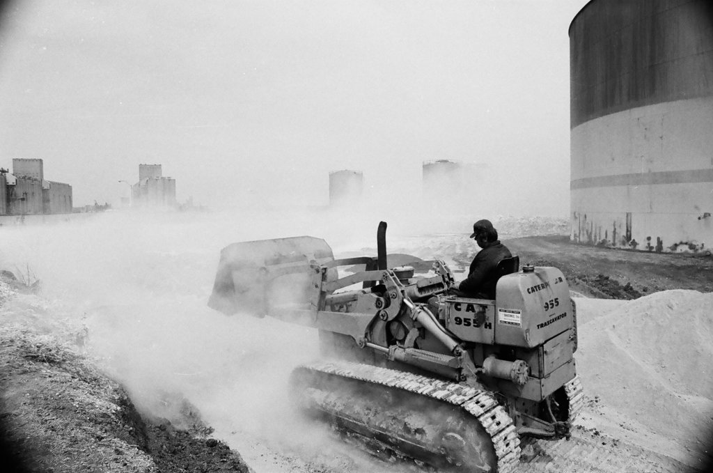 Large gas tank leak on South Side - Jerry Tomaselli for Chicago Sun-Times