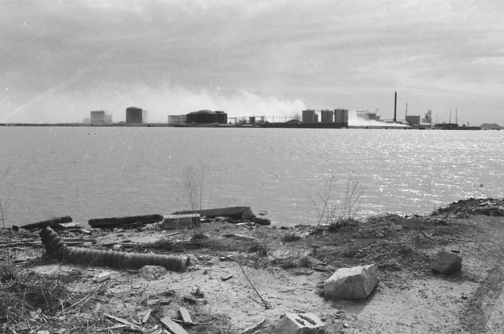 Large gas tank leak on South Side - Jerry Tomaselli for Chicago Sun-Times