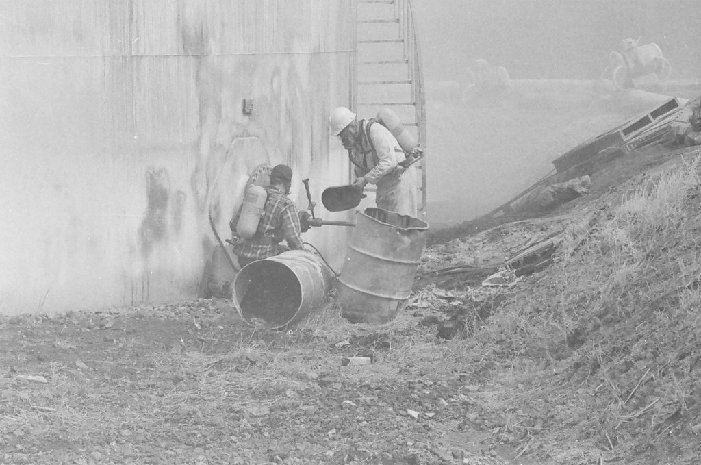 Large gas tank leak on South Side - Jerry Tomaselli for Chicago Sun-Times