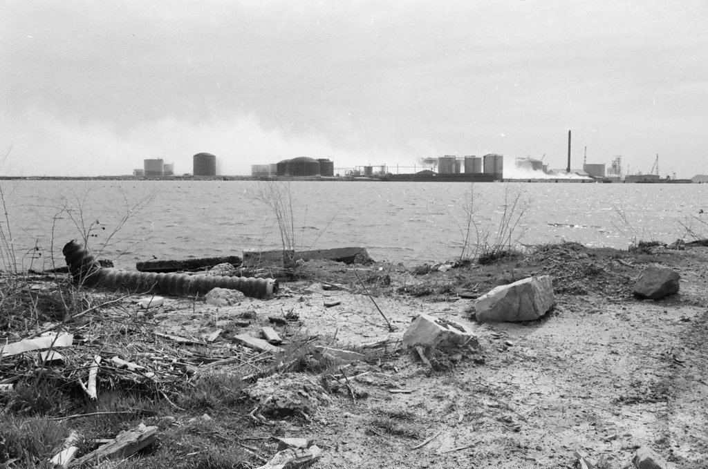 Large gas tank leak on South Side - Jerry Tomaselli for Chicago Sun-Times