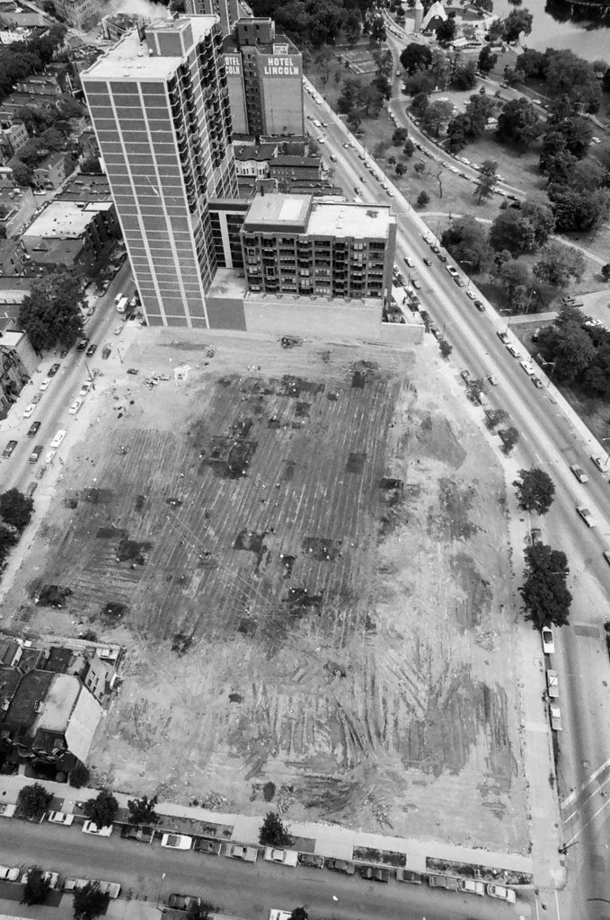 Victory garden in Lincoln Park neighborhood - Howard D. Simmons for Chicago Sun-Times