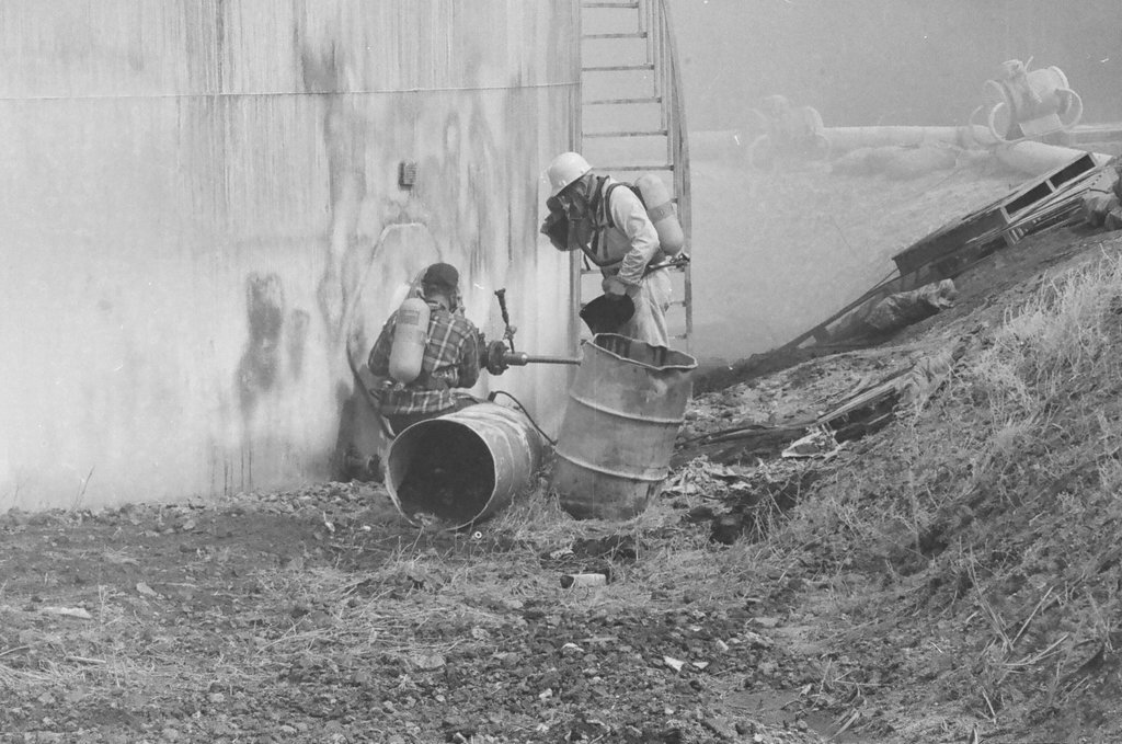 Large gas tank leak on South Side - Jerry Tomaselli for Chicago Sun-Times
