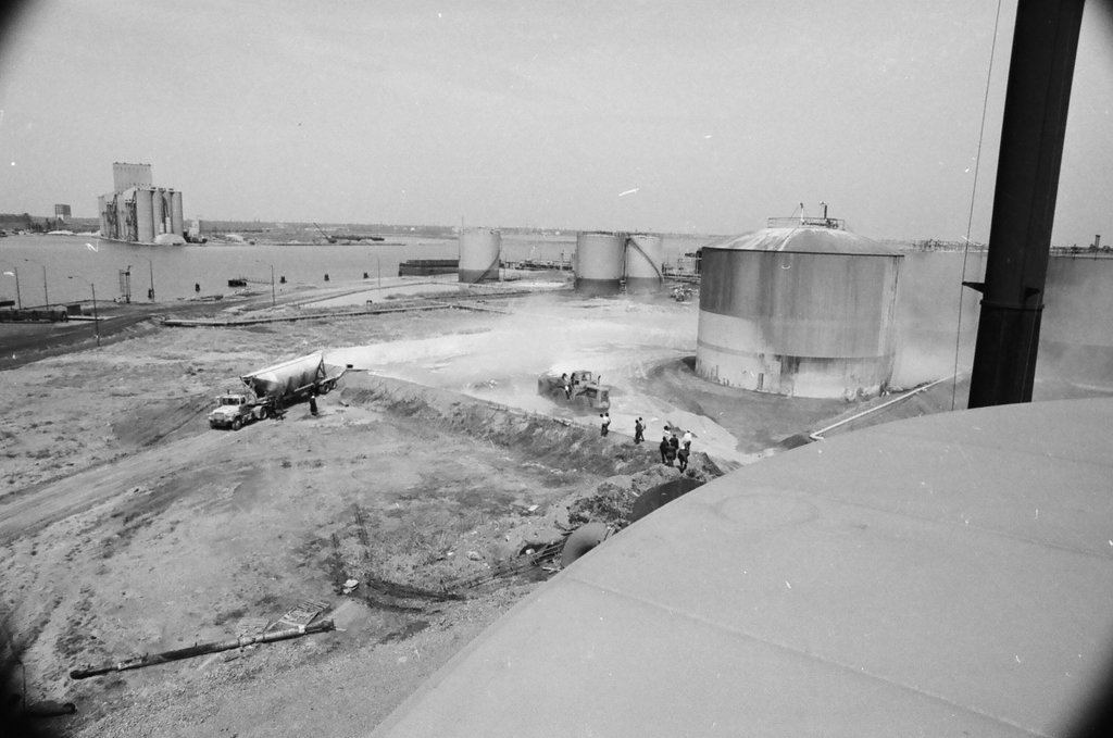 Large gas tank leak on South Side - Jerry Tomaselli for Chicago Sun-Times