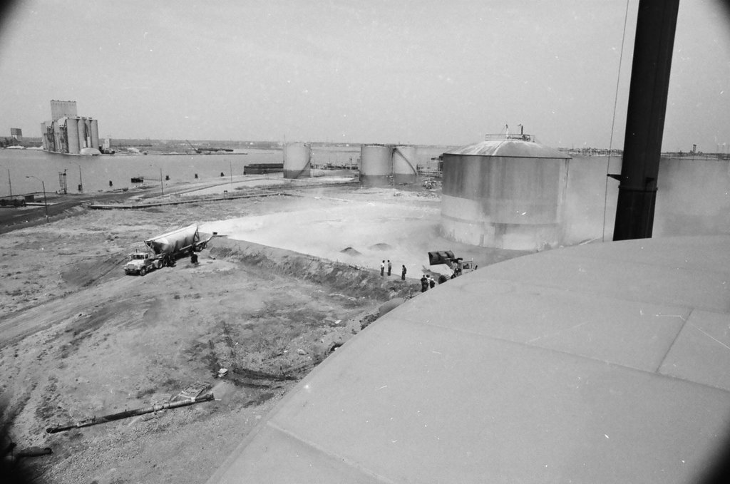 Large gas tank leak on South Side - Jerry Tomaselli for Chicago Sun-Times