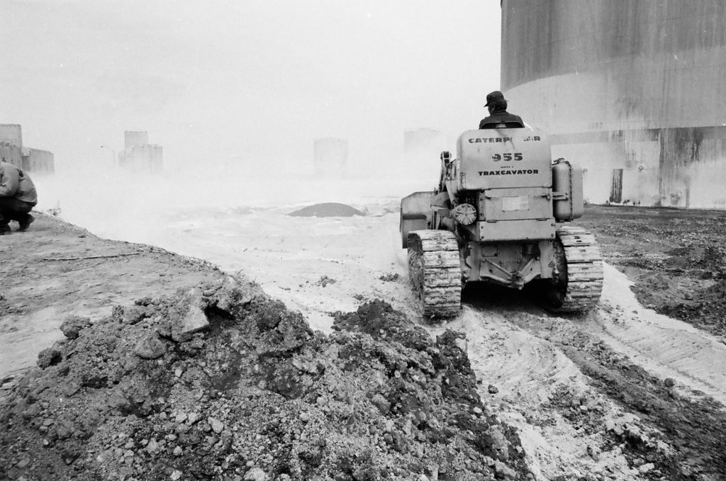 Large gas tank leak on South Side - Jerry Tomaselli for Chicago Sun-Times