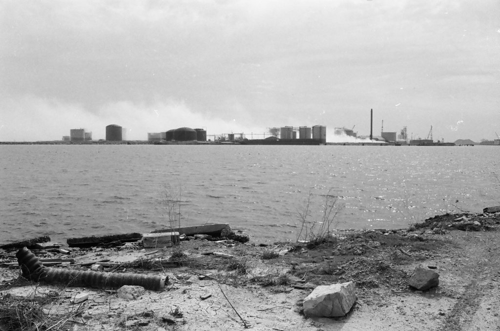 Large gas tank leak on South Side - Jerry Tomaselli for Chicago Sun-Times