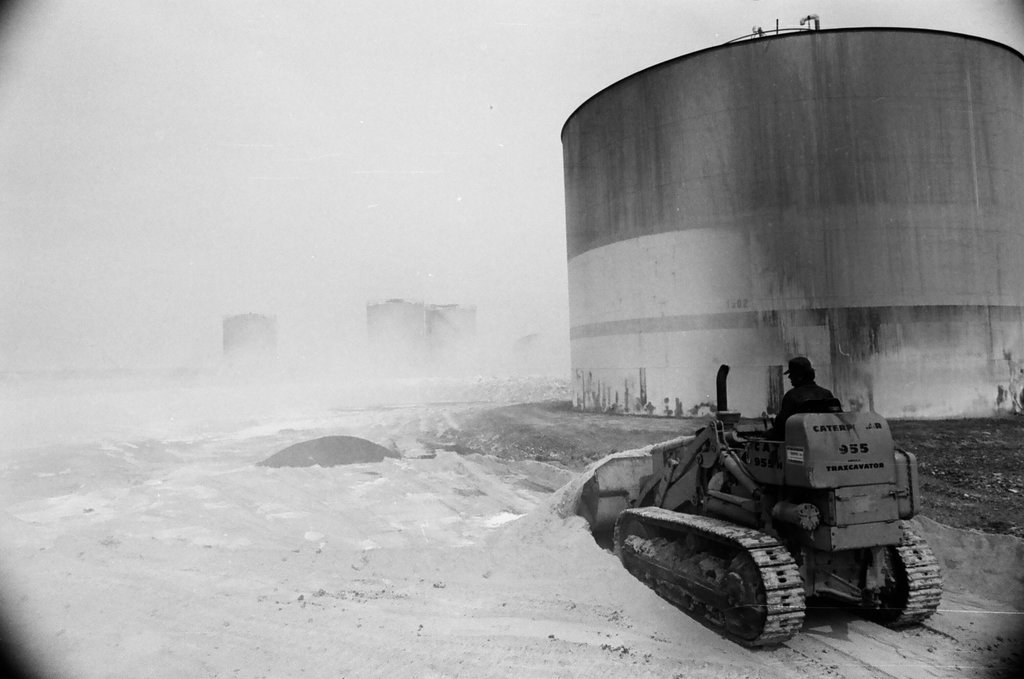 Large gas tank leak on South Side - Jerry Tomaselli for Chicago Sun-Times