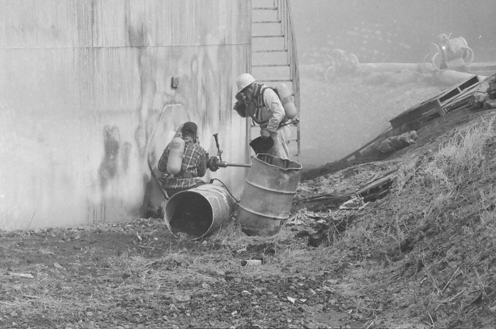 Large gas tank leak on South Side - Jerry Tomaselli for Chicago Sun-Times
