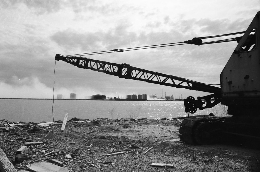 Large gas tank leak on South Side - Jerry Tomaselli for Chicago Sun-Times