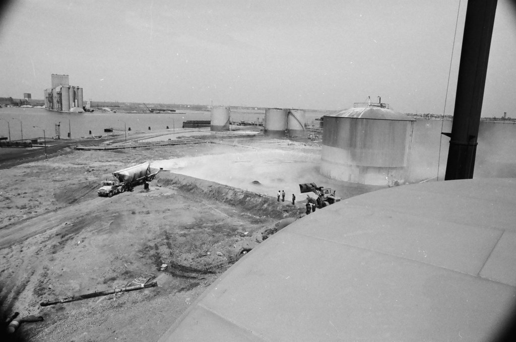 Large gas tank leak on South Side - Jerry Tomaselli for Chicago Sun-Times