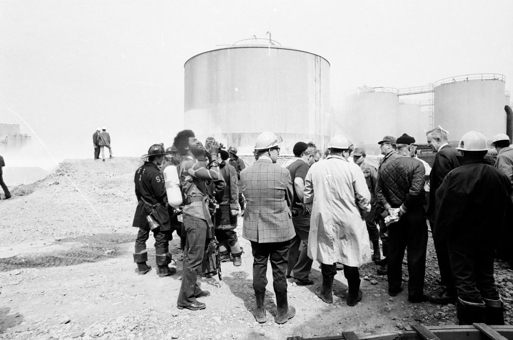 Large gas tank leak on South Side - Jerry Tomaselli for Chicago Sun-Times