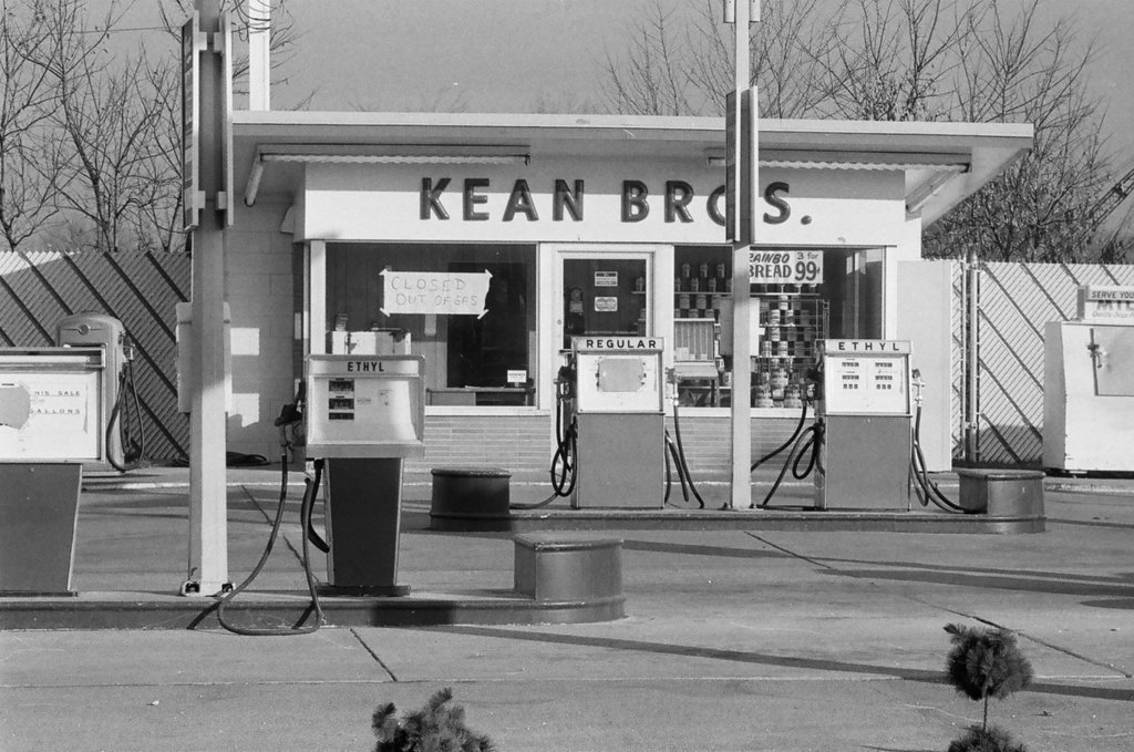 Kean Bros Gas Station closure in Oak Lawn - Gene Pesek for Chicago Sun-Times