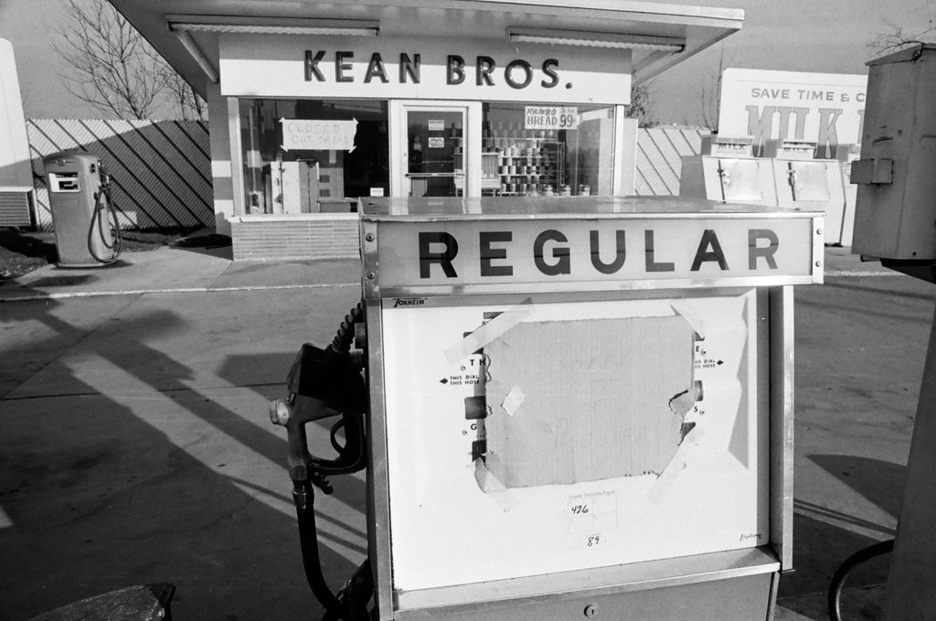 Kean Bros Gas Station closure in Oak Lawn - Gene Pesek for Chicago Sun-Times