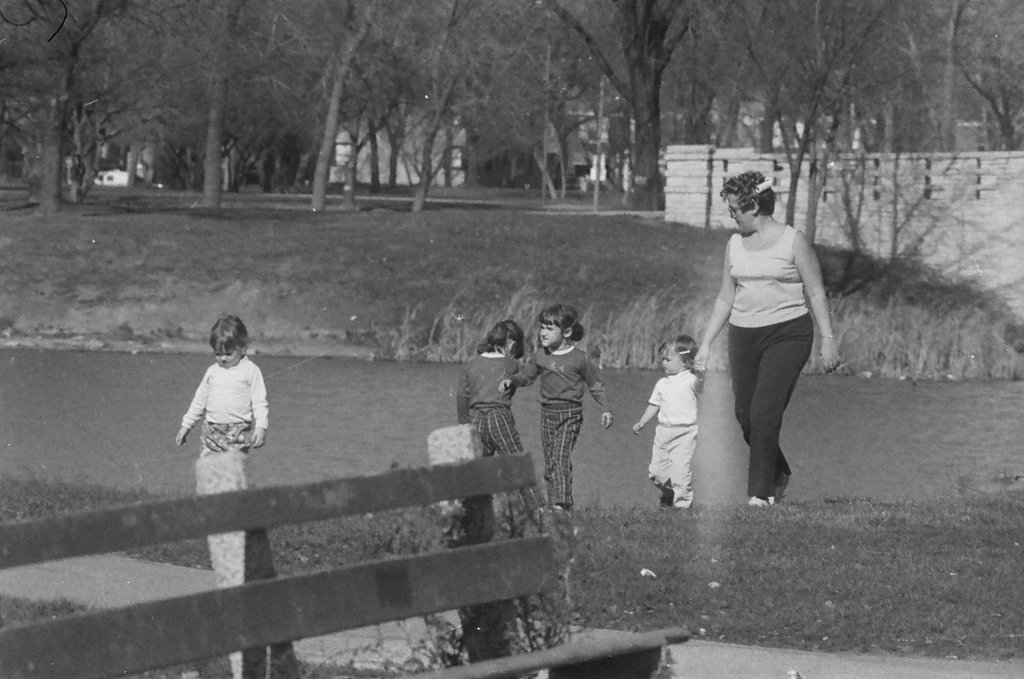 People in Marquette Park on a sunny day - Jack Lenahan for Chicago Sun-Times