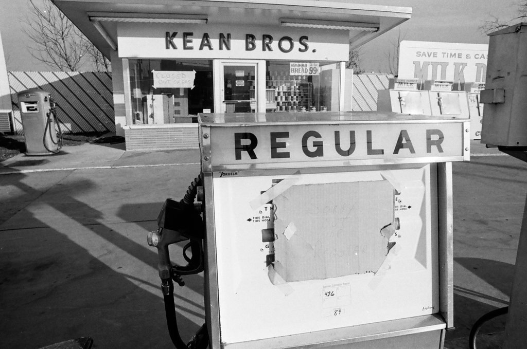 Kean Bros Gas Station closure in Oak Lawn - Gene Pesek for Chicago Sun-Times