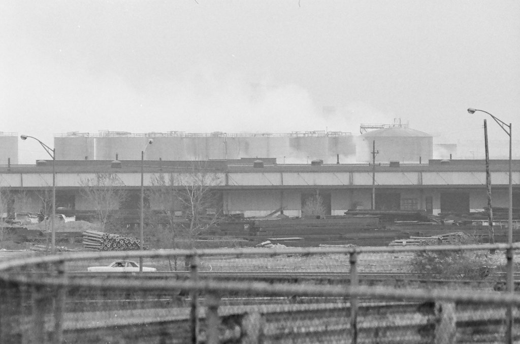 Large gas tank leak on South Side - Howard D. Simmons for Chicago Sun-Times