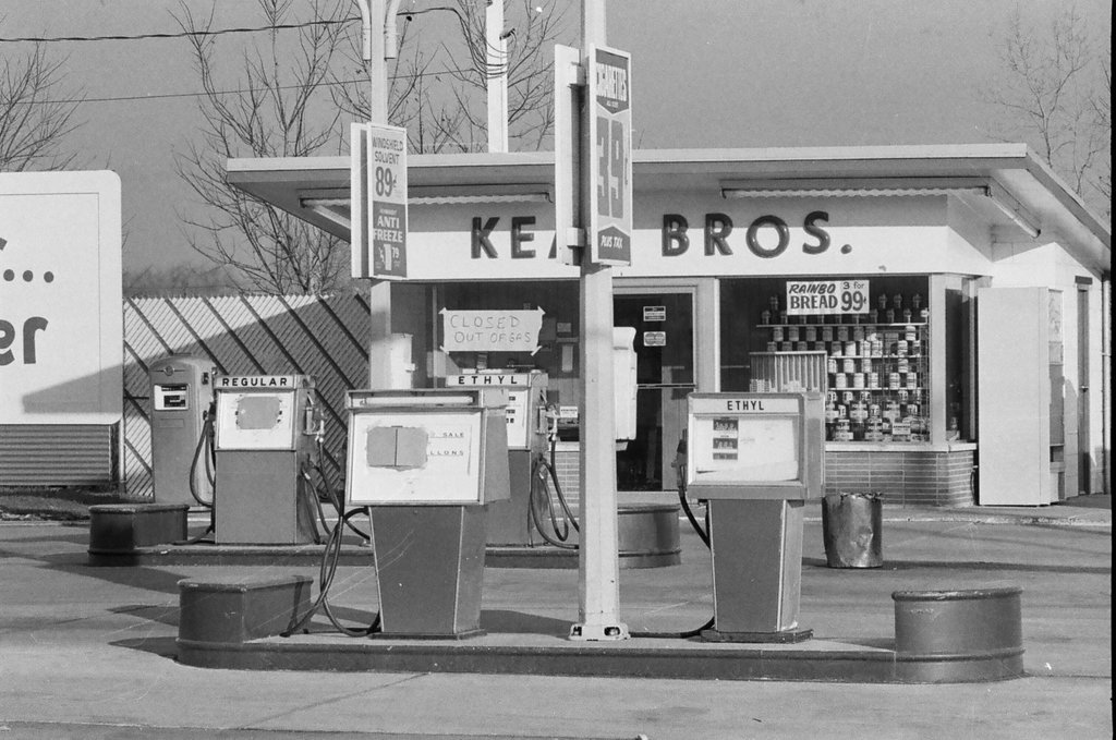 Kean Bros Gas Station closure in Oak Lawn - Gene Pesek for Chicago Sun-Times