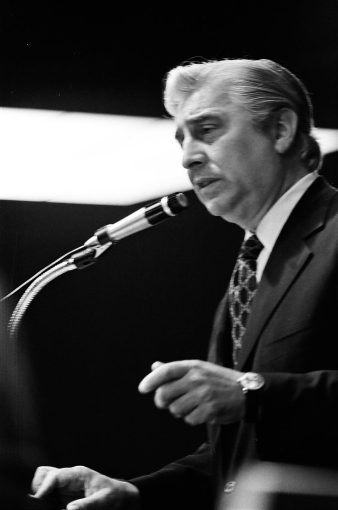 Charles Smith speaks at meeting of League of Women Voters - M. Leon Lopez for Chicago Sun-Times