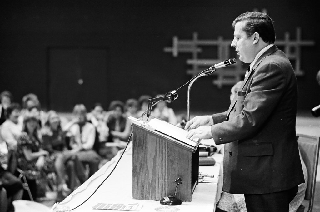 Charles Smith speaks at meeting of League of Women Voters - M. Leon Lopez for Chicago Sun-Times