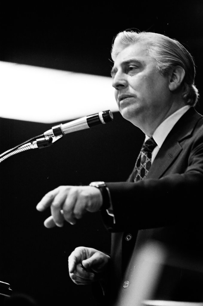 Charles Smith speaks at meeting of League of Women Voters - M. Leon Lopez for Chicago Sun-Times