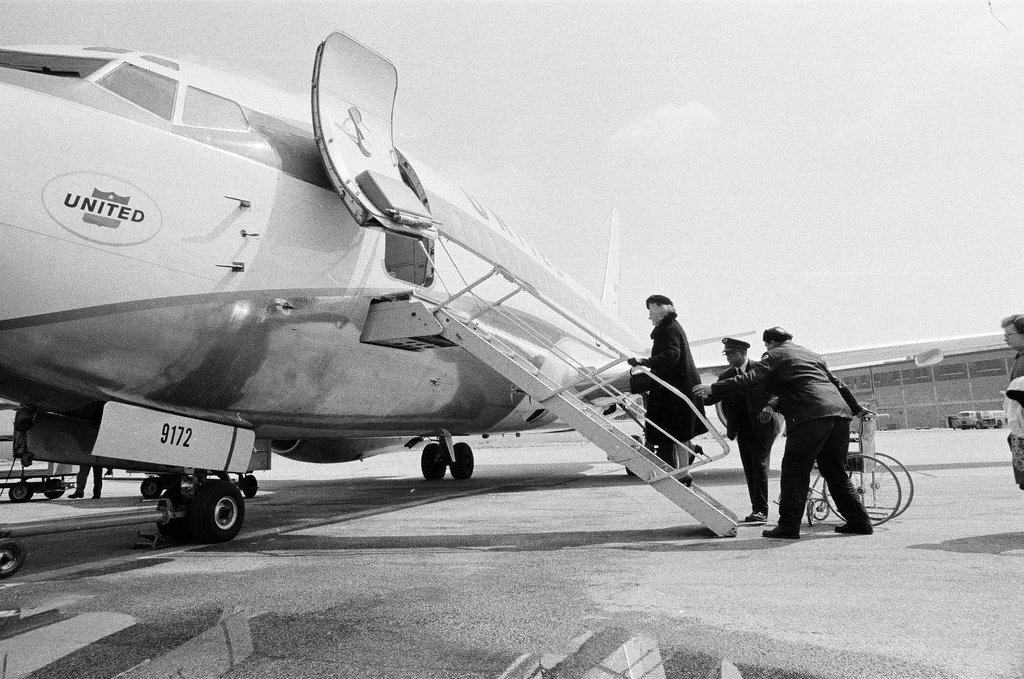 Midway Airport crowd delayed by air traffic 'sick-in' - James (Jim) Klepitsch for Chicago Sun-Times