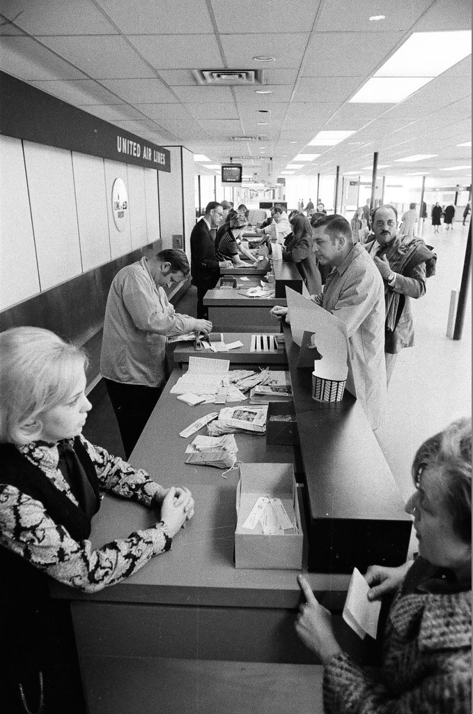 Midway Airport crowd delayed by air traffic 'sick-in' - James (Jim) Klepitsch for Chicago Sun-Times