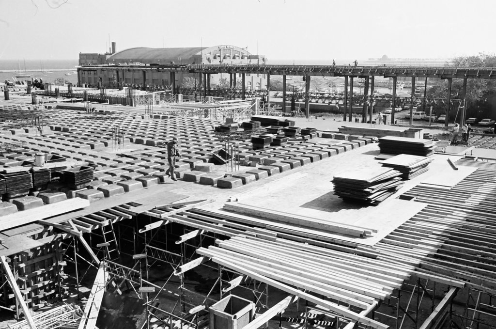Outer Drive East apartments under construction - Howard Lyon for Chicago Sun-Times