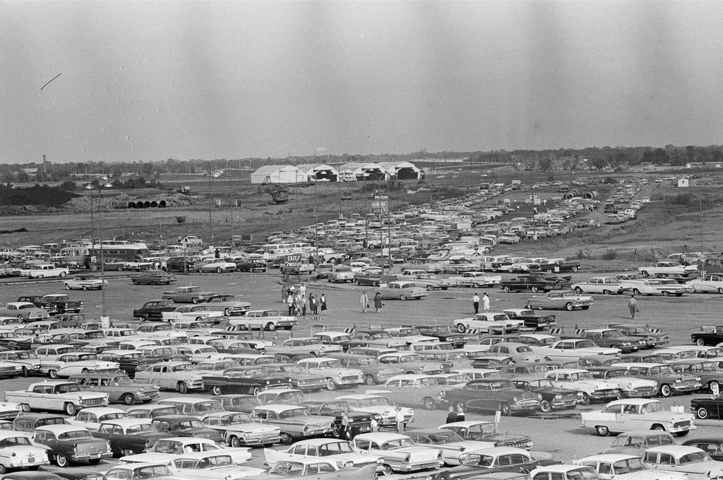 General scenes at O'Hare Airport - Kotalik (Bob or George) for Chicago Sun-Times