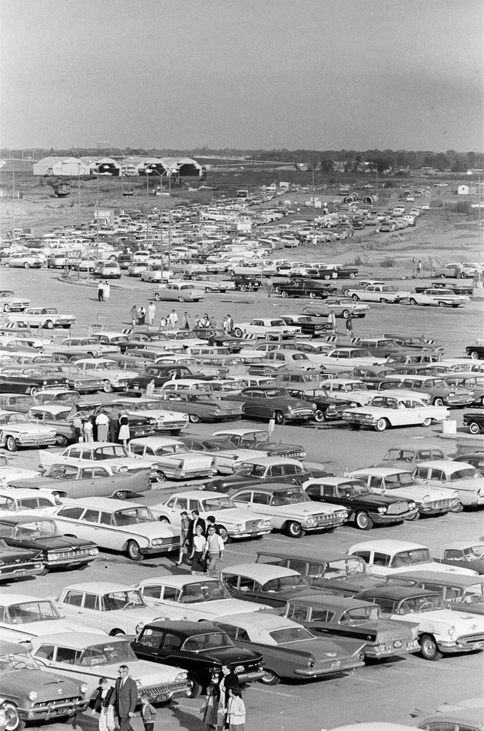 General scenes at O'Hare Airport - Kotalik (Bob or George) for Chicago Sun-Times