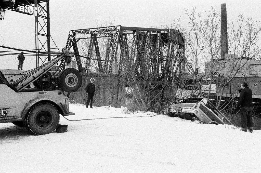 Stolen automobile pulled from the Chicago River - Chicago Sun-Times