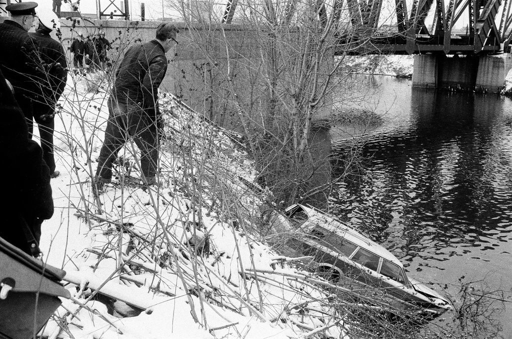 Stolen automobile pulled from the Chicago River - Chicago Sun-Times