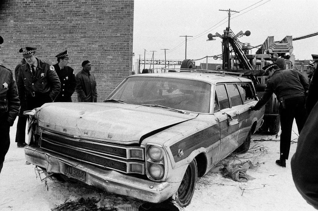 Stolen automobile pulled from the Chicago River - Chicago Sun-Times