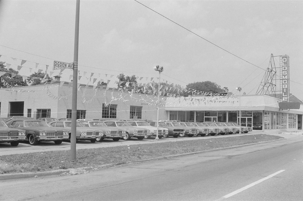 Oldsmobile automobile salesroom in Berwyn - Chicago Sun-Times