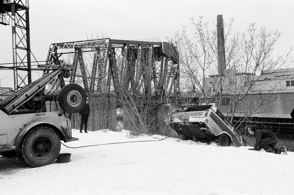 Stolen automobile pulled from the Chicago River - Chicago Sun-Times