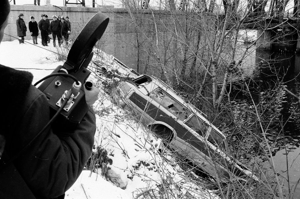Stolen automobile pulled from the Chicago River - Chicago Sun-Times