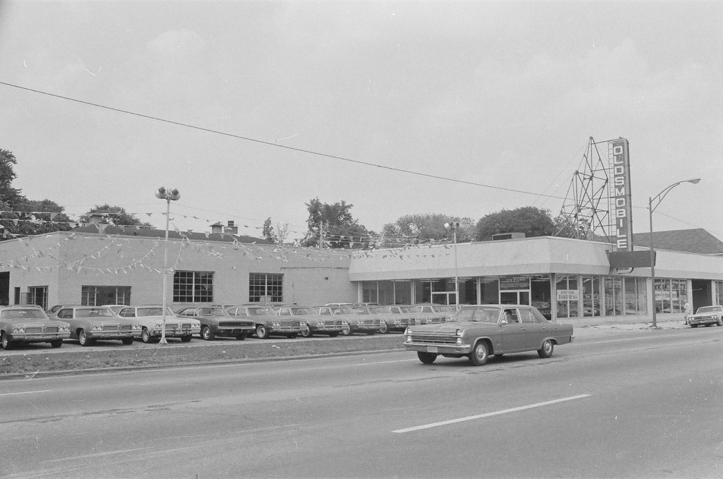 Oldsmobile automobile salesroom in Berwyn - Chicago Sun-Times