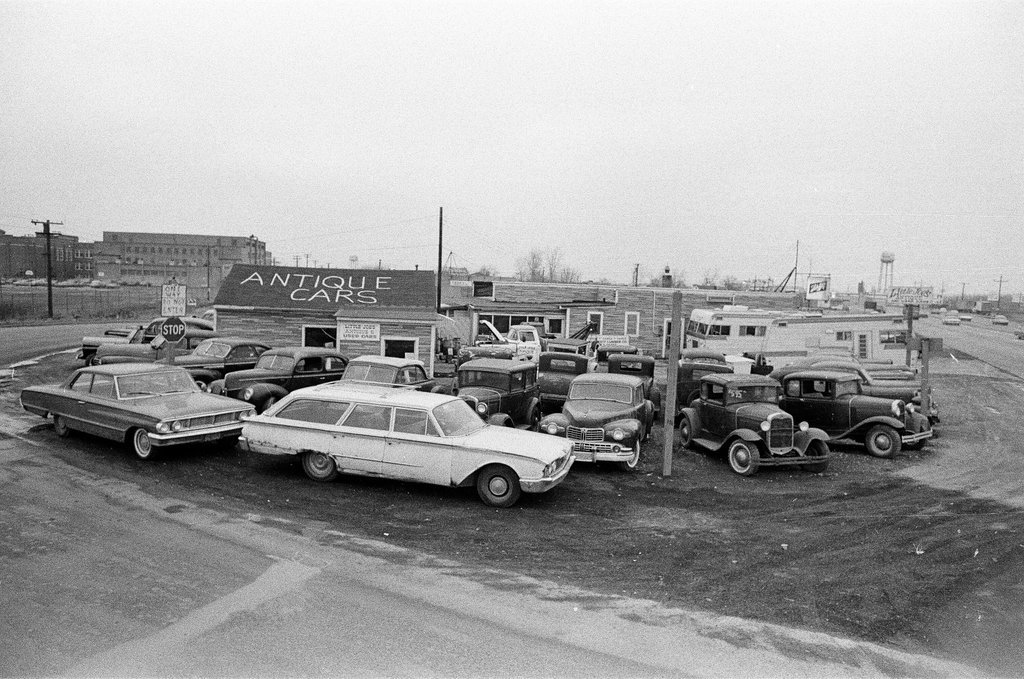 Antique car lot in Bridgeview - Chicago Sun-Times