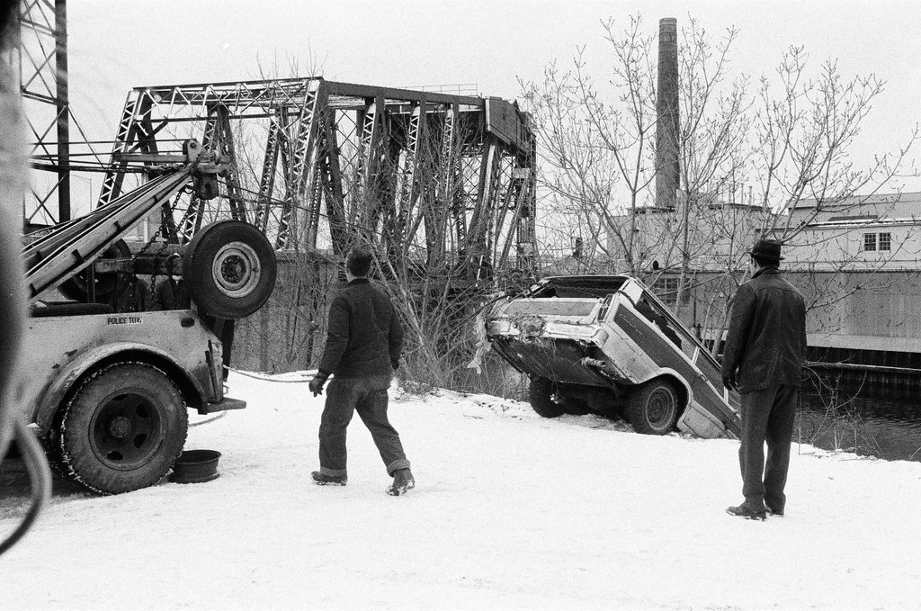 Stolen automobile pulled from the Chicago River - Chicago Sun-Times