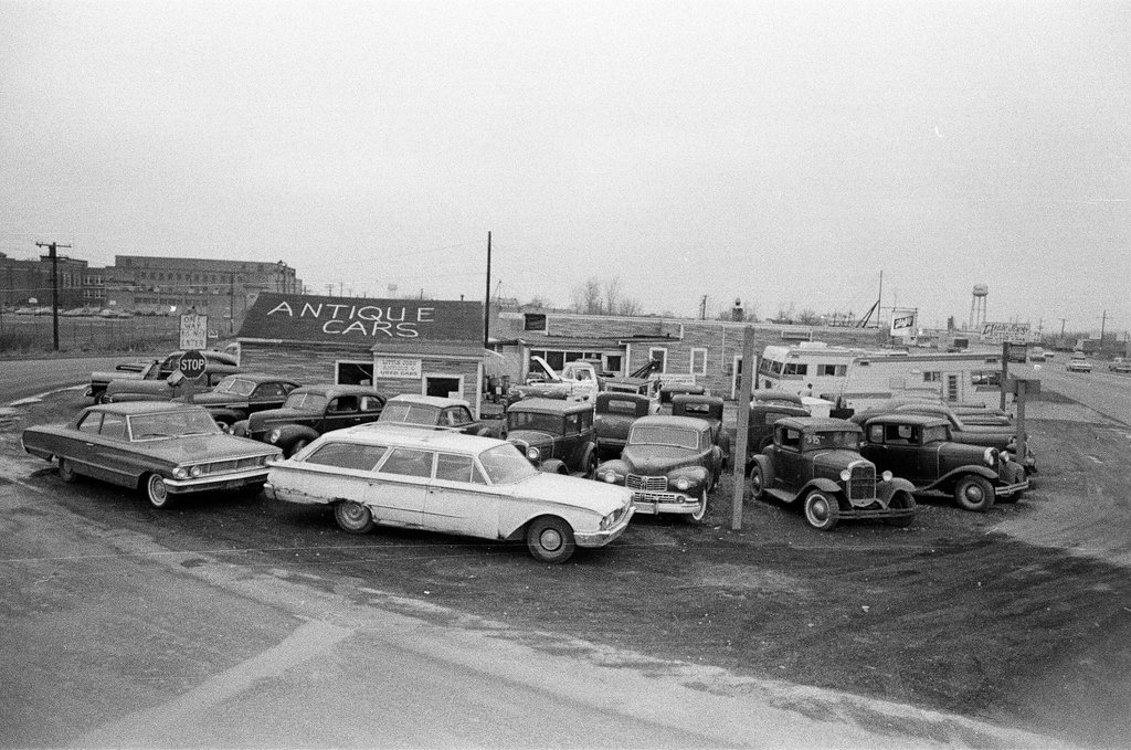 Antique car lot in Bridgeview - Chicago Sun-Times