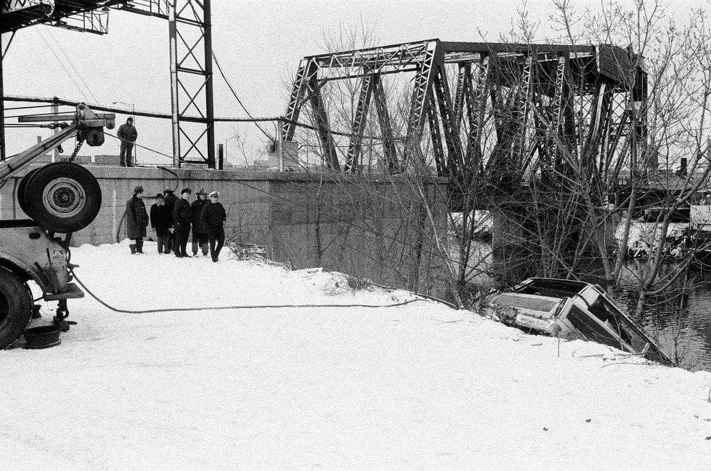 Stolen automobile pulled from the Chicago River - Chicago Sun-Times