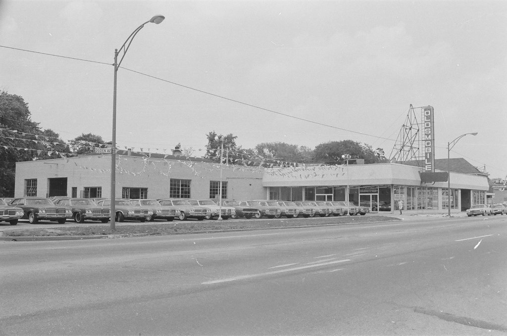 Oldsmobile automobile salesroom in Berwyn - Chicago Sun-Times