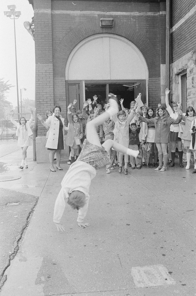 Students celebrate on the last day of classes at Goethe School - Chicago Sun-Times