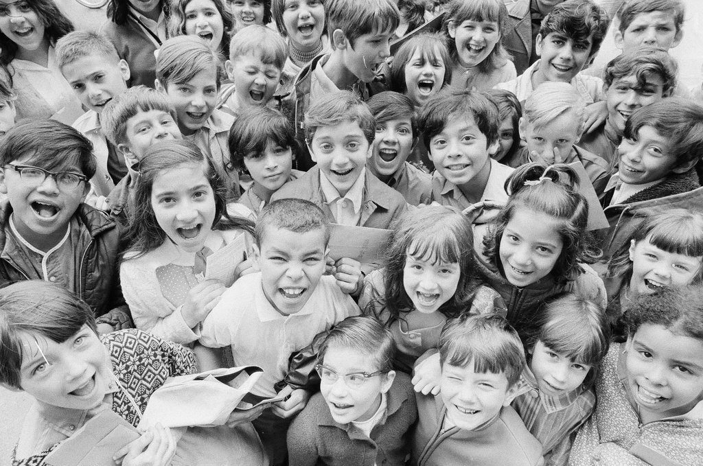 Students celebrate on the last day of classes at Goethe School - Chicago Sun-Times